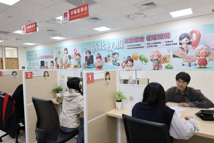 銀髮據點X續航中心 新北林口就服站揭牌30分鐘助就業 22 《圖說》林口就業服務站成立,不僅象徵服務量能的提升,更代表新北市創造「30 分鐘可達的就服網絡」的構想逐步落實。〈勞工局提供〉