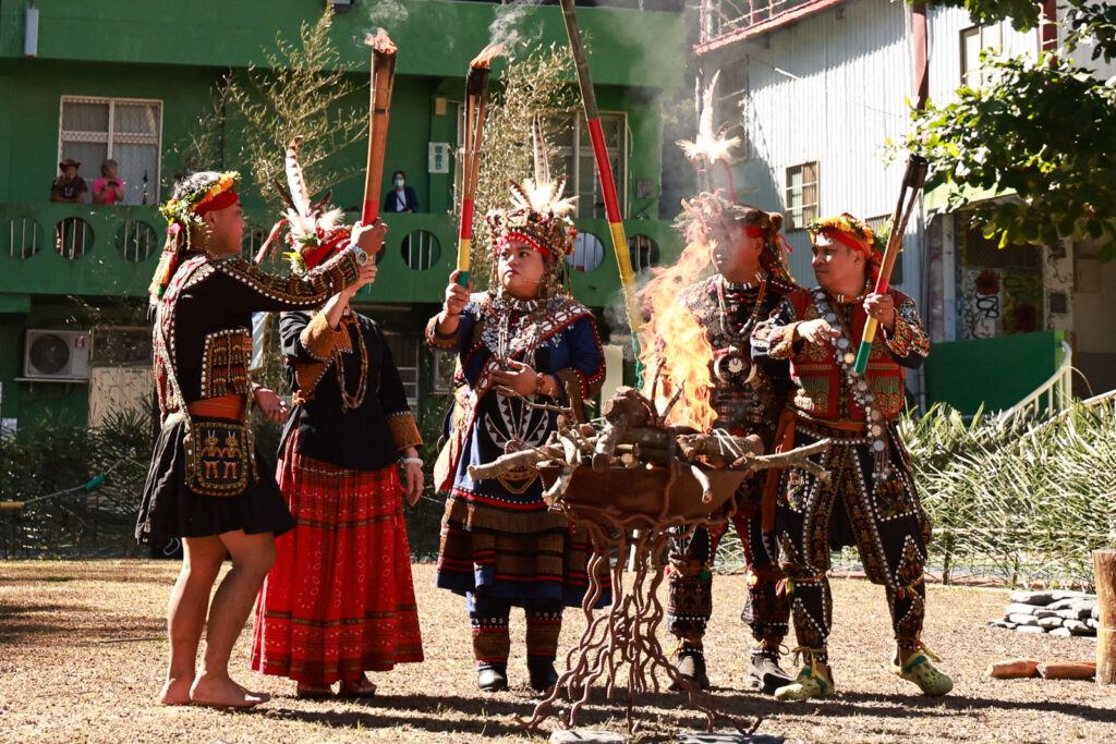 多納黑米季盛大登場 祭典線上看全程直播 青年會領聖火開道 族人齊聚慶豐收 28 14002