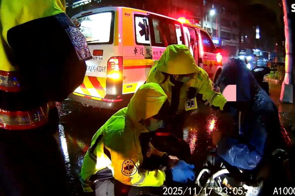 雨夜輪椅翁遇車禍 暖警協助聯繫家屬後送醫 33 MEITU 20251118 170329229