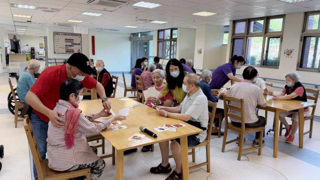 ▲彰化榮家辦理「毛線纏出記憶樹」課程,失智長輩勾勒出聖誕節的氛圍。(圖/彰化榮家提供)