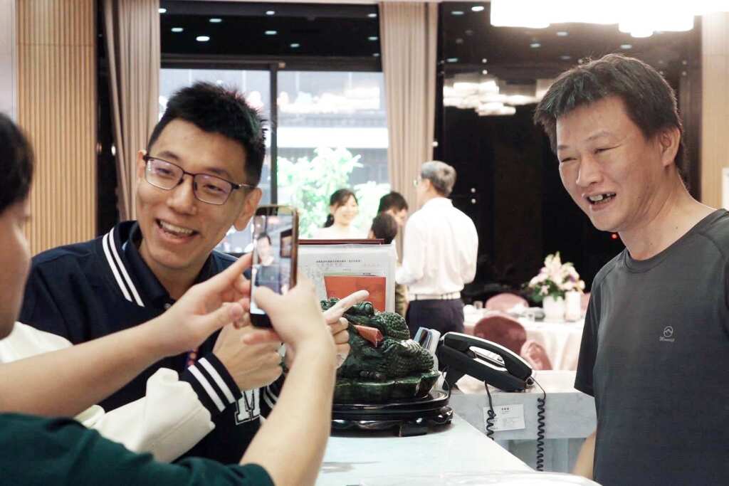 ▲明道中學校友會近日在社群平台提出「一萬元愛心放大」倡議，引發部分網友批評。校友會秘書長蕭是程強調，是否捐款完全由個人自主決定，不影響任何校友權益，也不會被視為義務。（記者林明佑翻攝）