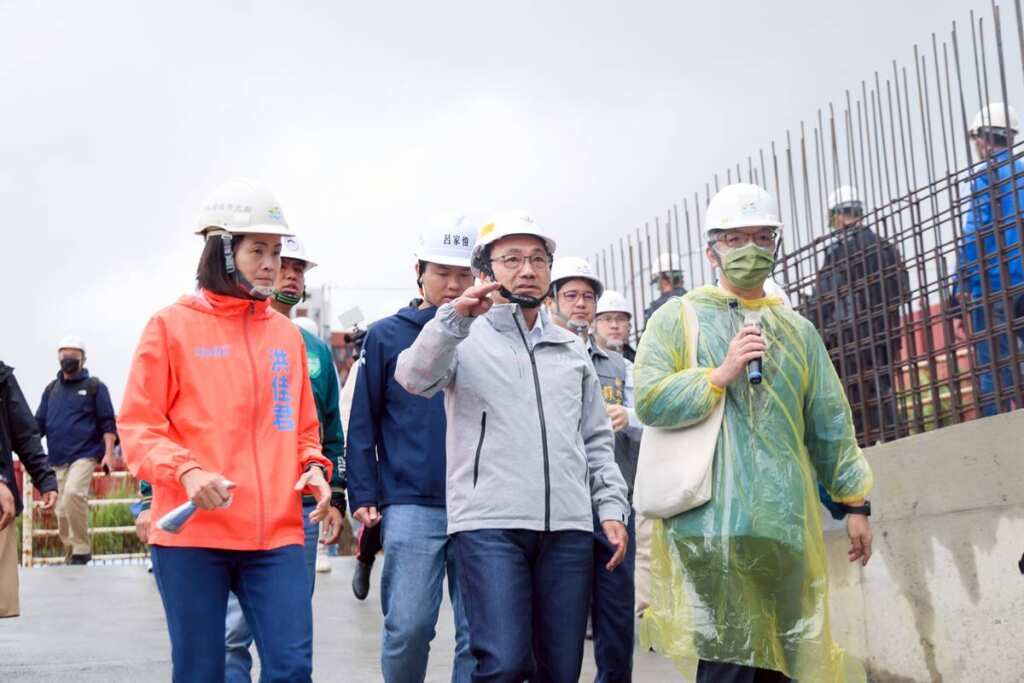 ▲新北市長侯友宜今日視察「東門溪排水改善暨鳳鳴滯洪池工程」進度。