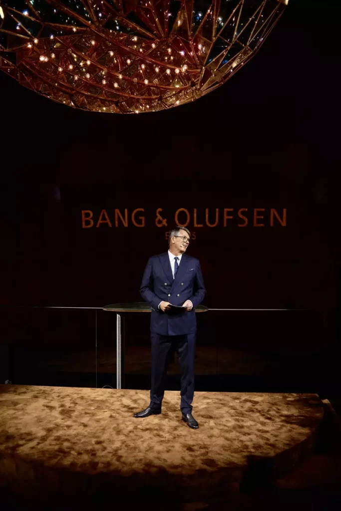 Bang & Olufsen 行政總裁 Kristian Teär 表示:「Bang & Olufsen 不只是聲音,它代表著人們與科技共處的生活理念,以及對非凡事物的持續追求。
