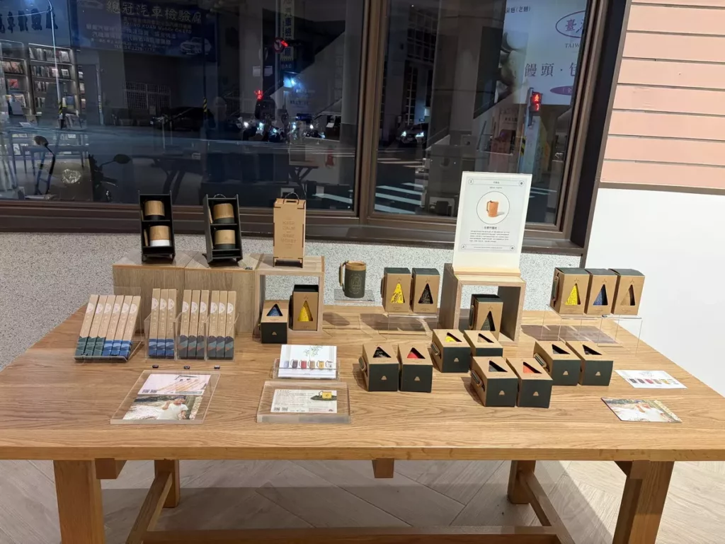 即日起中央書局展出新銳工藝家作品,元泰竹藝社結合環保概念的竹牙刷和凹豆杯也展品中(中央書局提供)