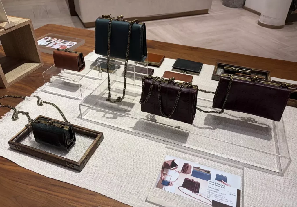 展出作品包括擅長復刻昔日美好生活的山本口金包(中央書局提供)