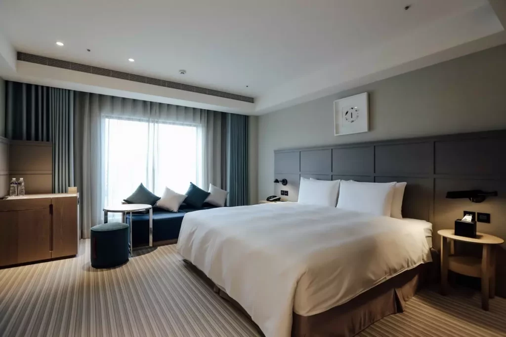 Greet Inn 喜迎旅店地理位置優越,比鄰捷運站,讓旅人能輕鬆展開港都探索。(圖片由Booking.com提供)