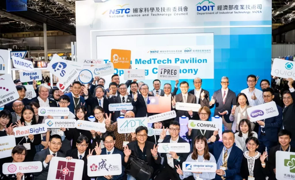 國科會與經濟部攜手臺灣46家智慧醫療團隊,在MEDICA 臺灣館(Taiwan MedTech Pavilion )開幕式後熱情合影,展現 Team Taiwan 共同進軍國際市場的活力與自信。圖/國家科學及技術委員會提供