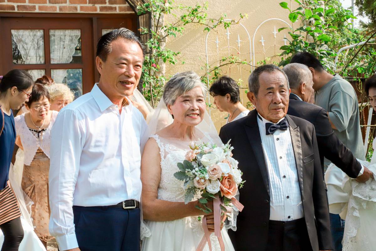 嘉義蔦松社區辦圓夢婚紗 長輩盛裝展笑容