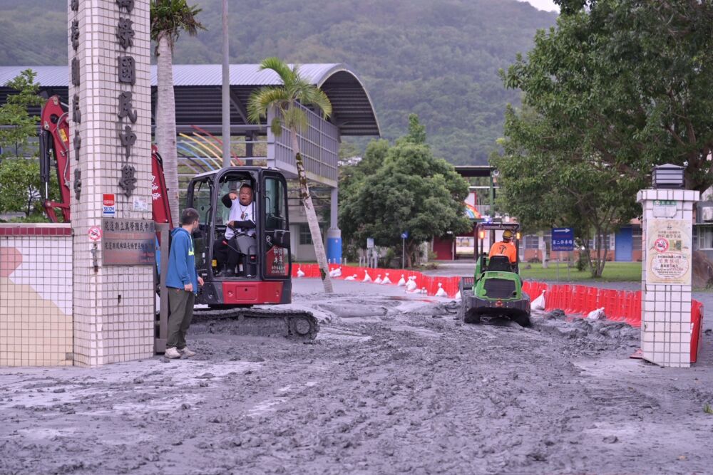 鳳凰侵襲致萬榮國中泥沙堆積　花蓮縣府完成清淤作業 207