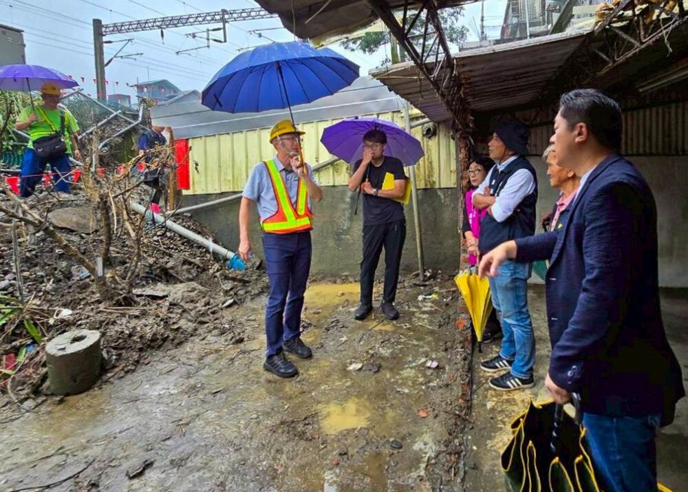 蘇澳站路基流失碎石沖民宅　陳俊宇偕李明哲現勘、台鐵承諾盡速整修 211
