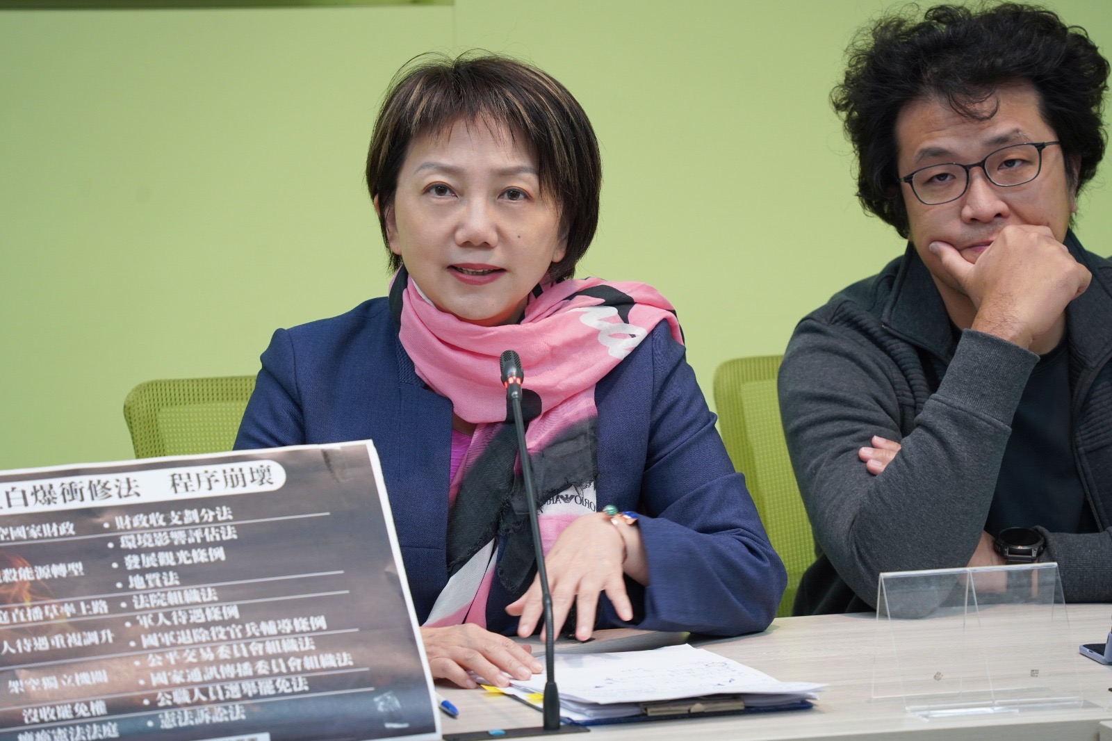 指爭議法案逕付二讀淪常態 范雲轟藍白重傷國家治理 208 指爭議法案逕付二讀淪常態 范雲轟藍白重傷國家治理 207