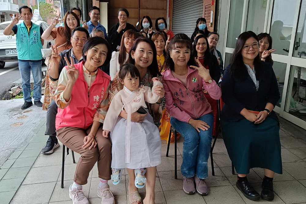 南投縣黨部新住民諮詢站揭牌 張瑜庭:盼成為交流平台及溫暖避風港 236 南投縣黨部新住民諮詢站揭牌 張瑜庭:盼成為交流平台及溫暖避風港 235