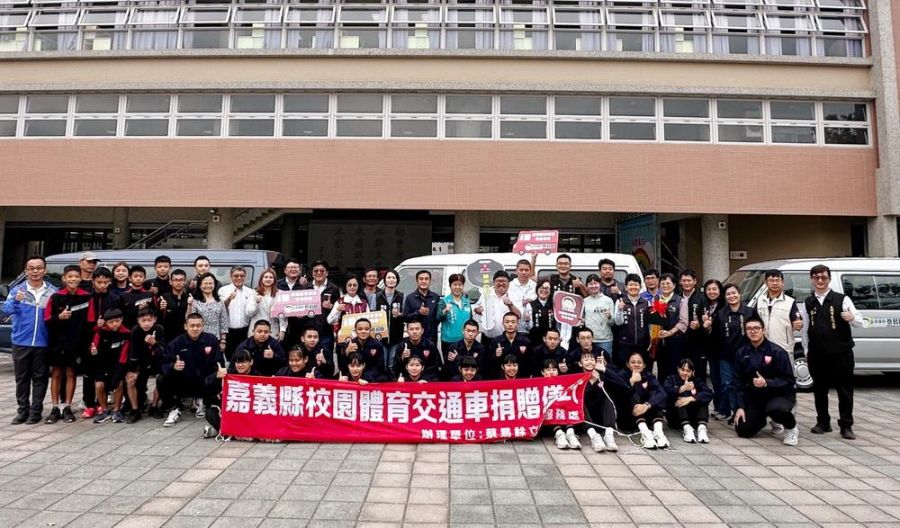 支持校園運動發展 立委蔡易餘媒合再捐3部校園體育交通車