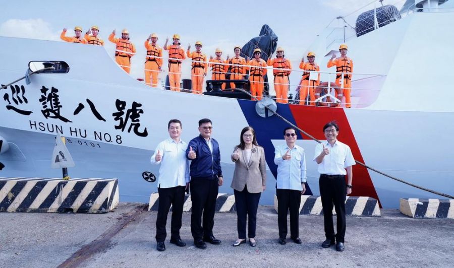 「巡護八號」遠洋漁業巡護任務凱旋 管碧玲迎接感謝守護海上漁民