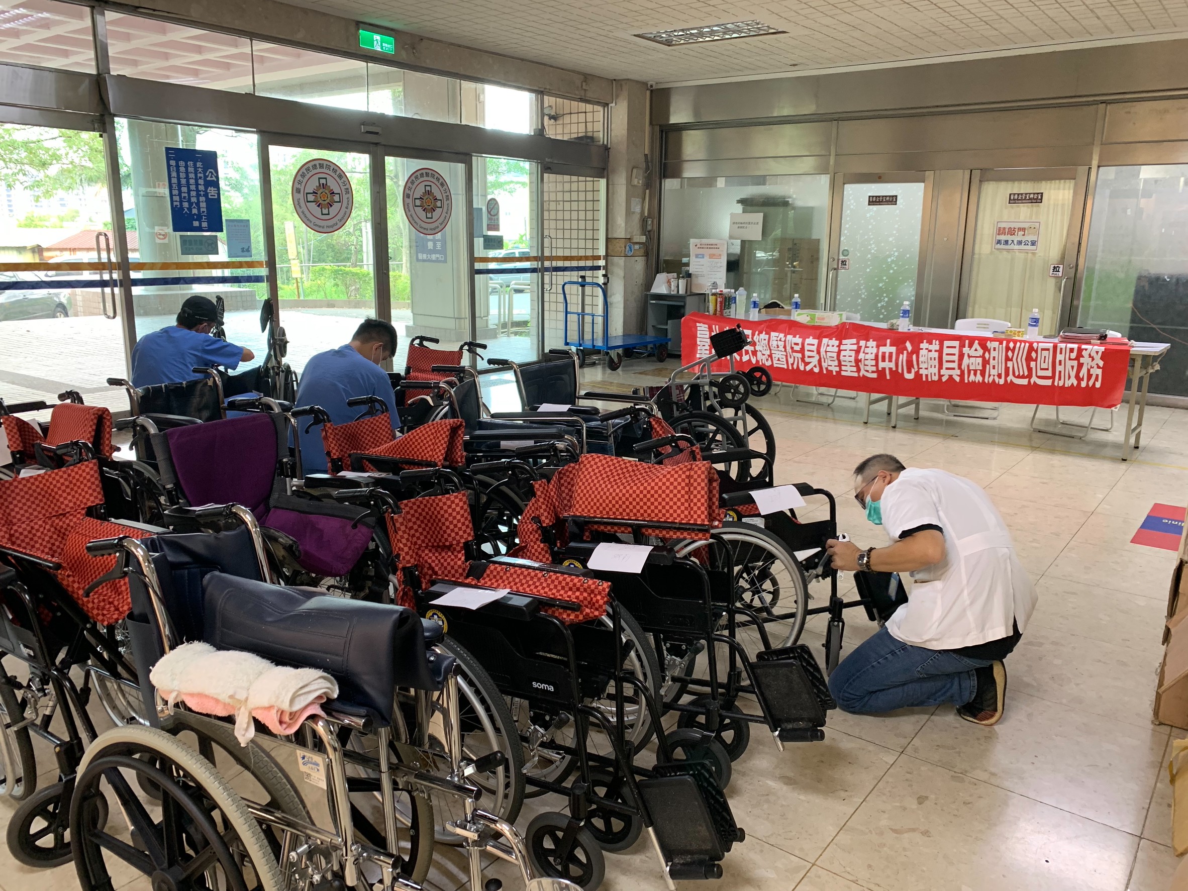 榮民輔具巡迴維修北榮桃園醫院登場 確保使用安全與便利 18