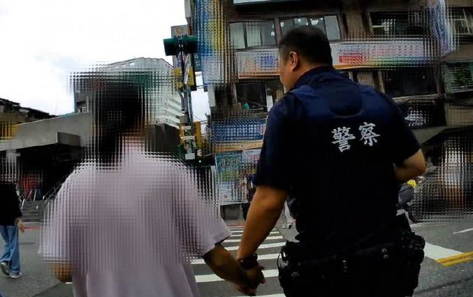 員警步行陪同,並牽引護送。