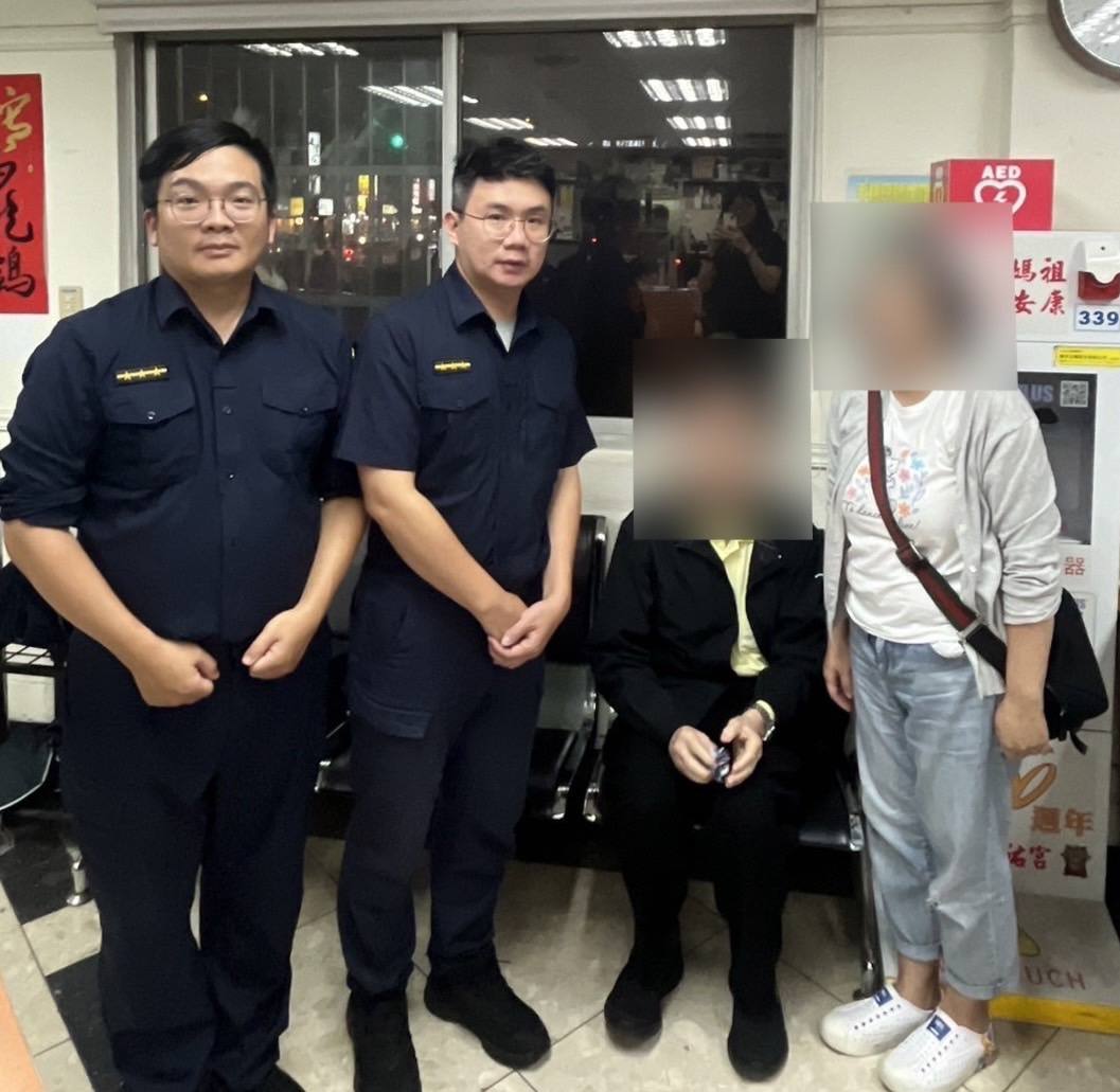 思源所警員吳征衛(左一)、警員林諺棠(左二)助老翁平安返家。(圖/記者 張泓笙翻攝)