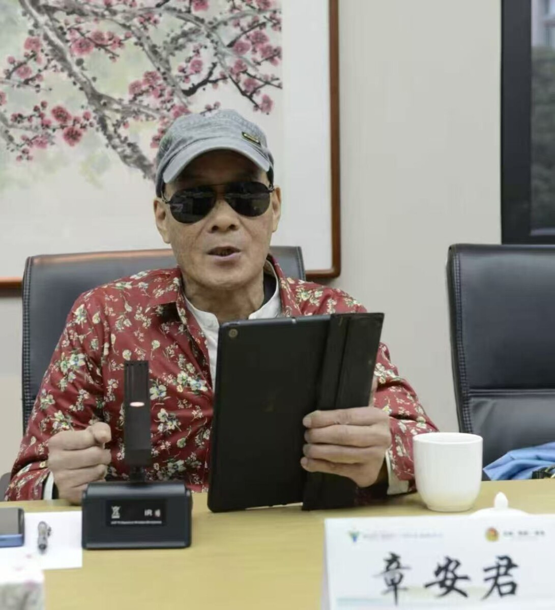 ▲筆名老狼的章安君