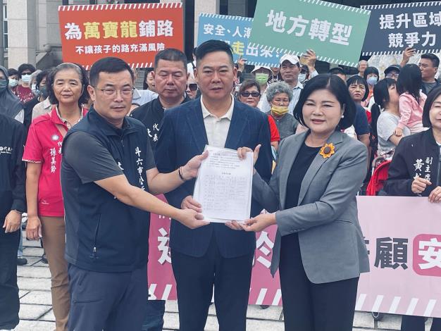 ▲斗六市長林聖爵遞交民生南路人行道計畫同意民眾陳情書給縣長張麗善。(記者劉春生攝)
