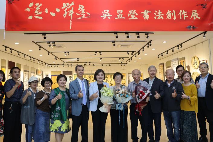 ▲筆如人生,墨若時光—從心舞墨‧吳昱瑩書法創作展十六日開幕。(記者劉春生攝)