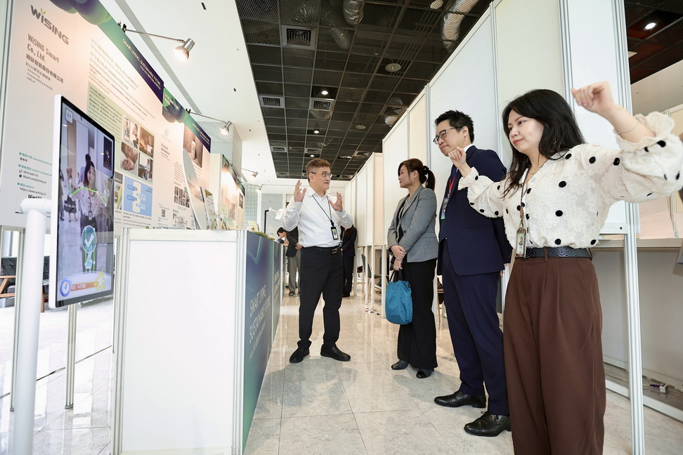 ▲台北市產業發展局副局長吳欣珮(左二)與工研院產服中心新創經營組組長蔡孟男(右二),一起聽取參加新創展區的新創團隊的說明。