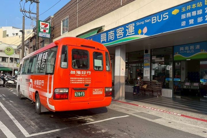 「梅嶺線」車體照(玉井轉運站)。 圖:台南市政府觀光旅遊局/提供