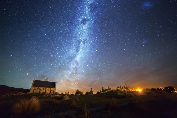 在蒂卡波星空保護區，以觀星設備觀看無邊無際銀河景致。　圖：shutterstock／來源 