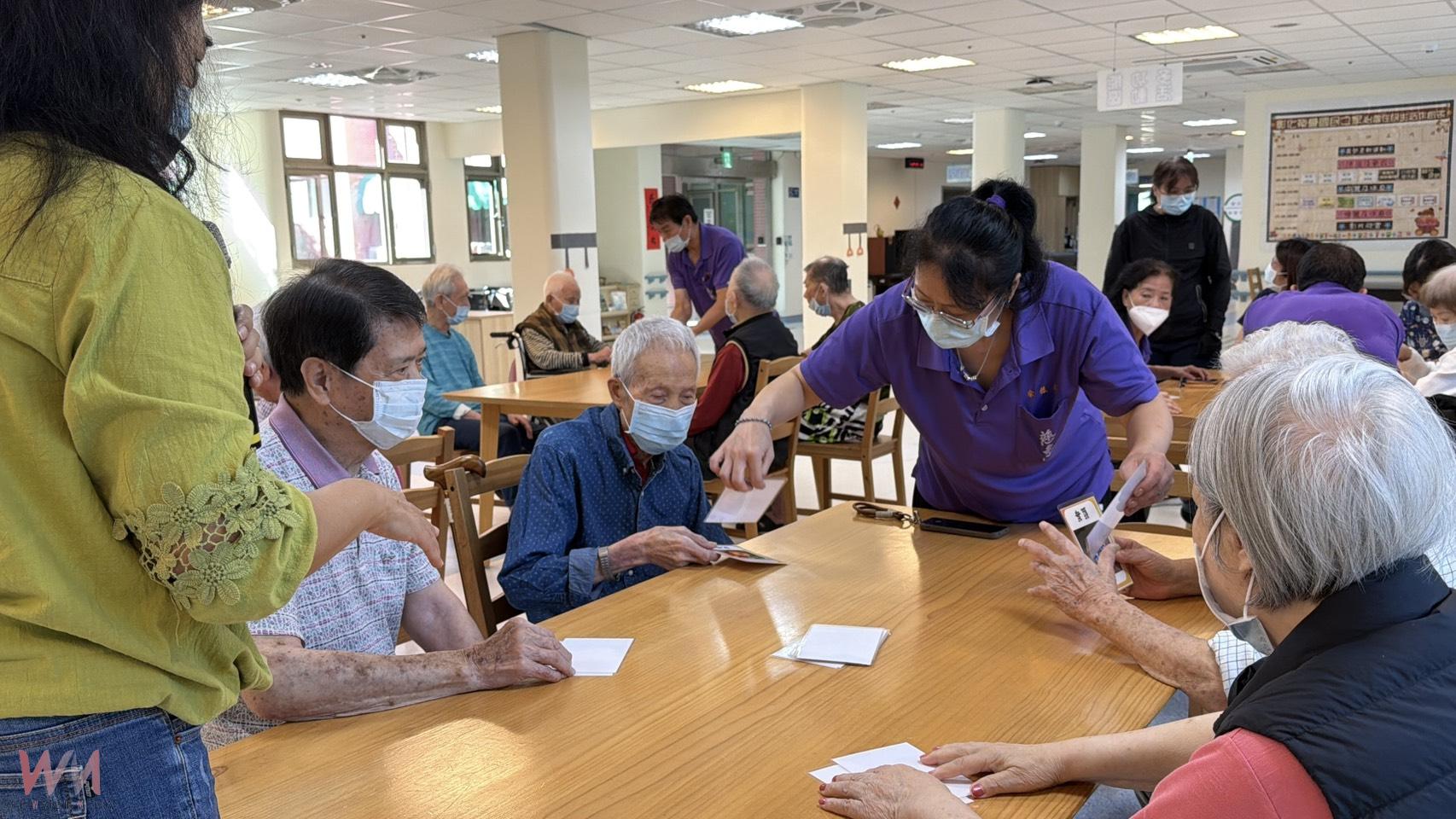 （有影片）／遊戲＋手作促活化　彰化榮家陪伴失智長者延緩退化