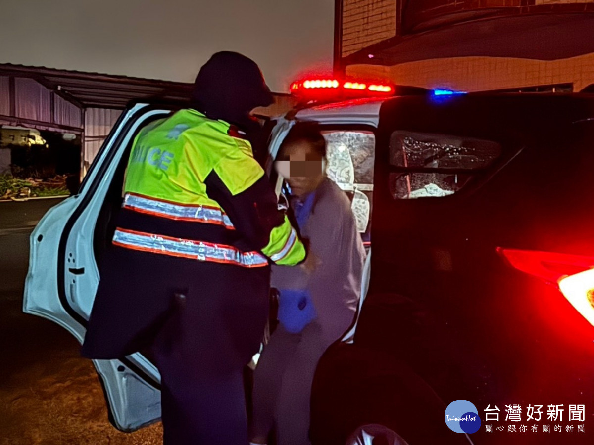 雨勢滂沱駕車不慎跌落水圳，中壢警迅速協助老翁返家。