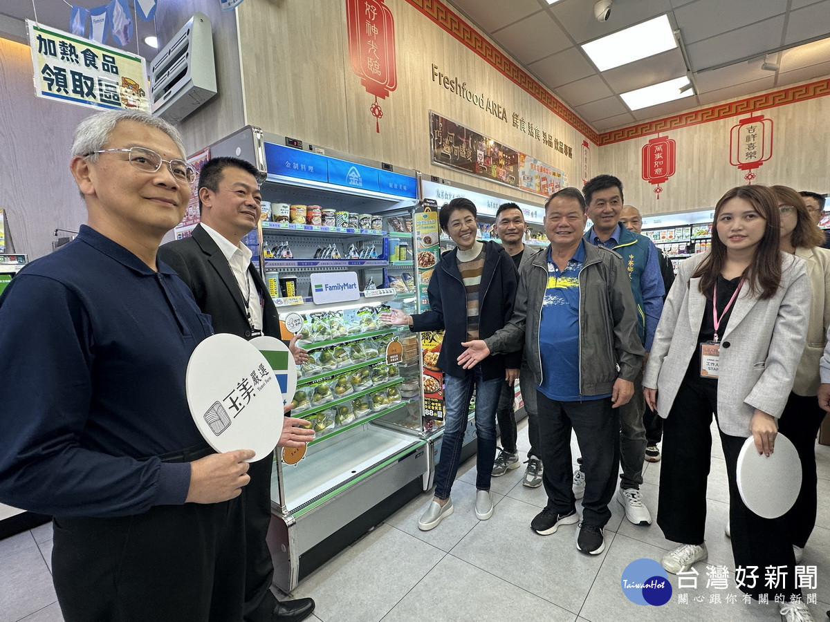 許縣長與廖鄉長及來賓巡視全家便利店上架中寮鄉柑橘。（記者扶小萍攝）