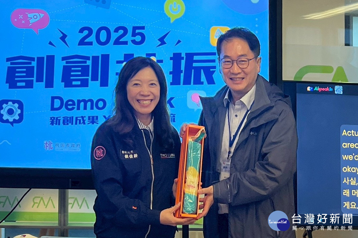 桃市府青年局長侯佳齡與慶北大學教授宋泰漢交換紀念品。<br /><br />