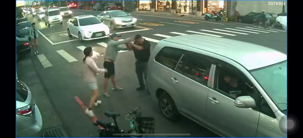 影/行車糾紛?單車騎士出拳猛打「汽車駕駛沒還手慘被揍」 警回應了