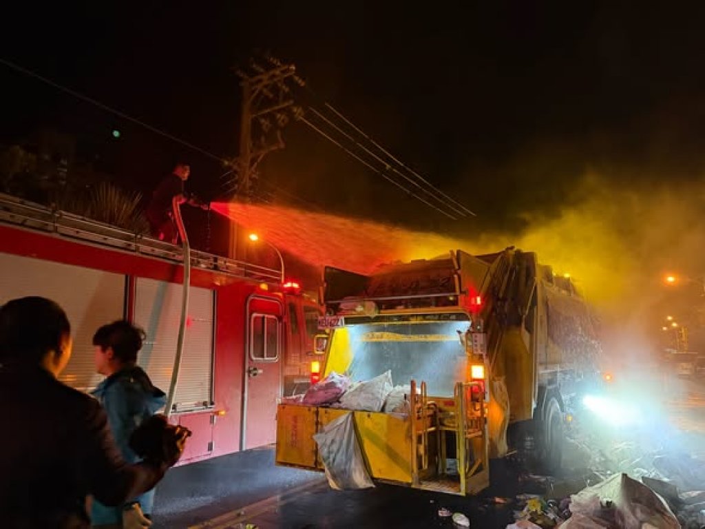 花蓮垃圾車火警!疑似民眾將易燃物丟入一般垃圾 壓縮時爆炸起火
