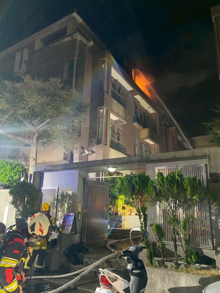 斗六民宅火警濃煙火光竄出!- 2名男住戶送醫