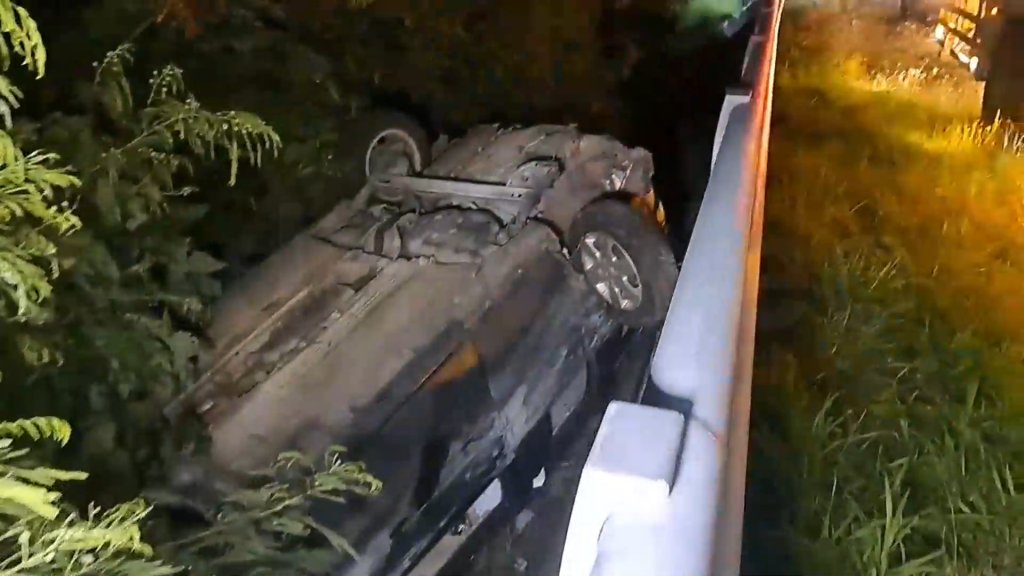 台東台11線離奇翻車！轎車四輪朝天陷邊坡　駕駛人間蒸發