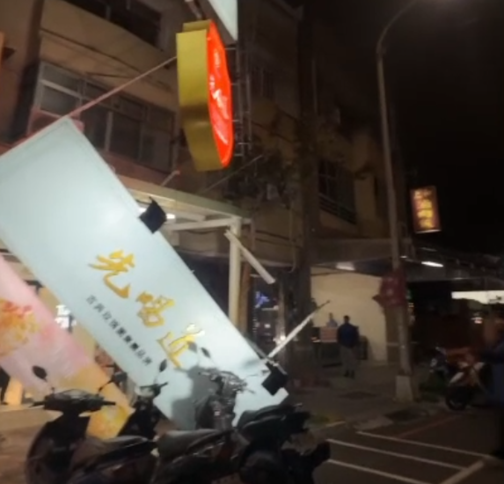 東北季風發威!台中海線飲料店招牌被強颱吹落 警方到場警戒交通疏導