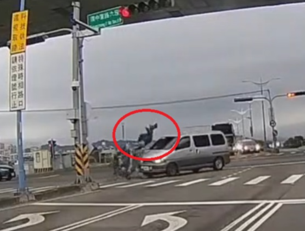 撞擊畫面曝光!台中大里左轉廂型車撞直行機車 騎士彈飛落地受傷