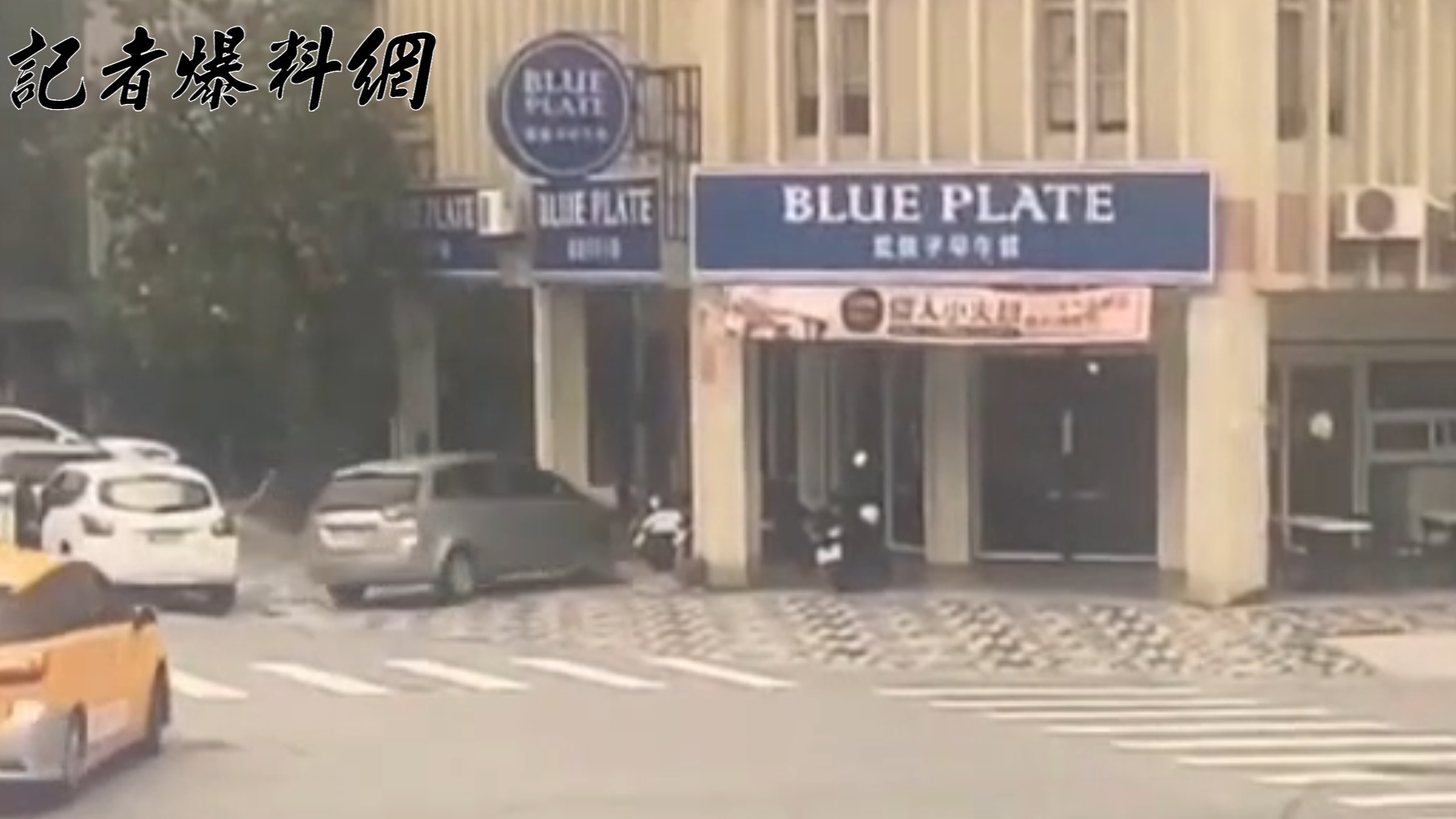 梁婦向警方表示,當時她正準備靠邊停車,卻不小心誤踩油門,才會導致車輛暴衝衝進店內。