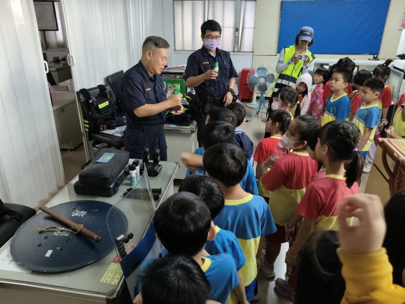 港灣新聞網／東港警開放日！小朋友搶戴警用裝備　現場嗨成小小警察