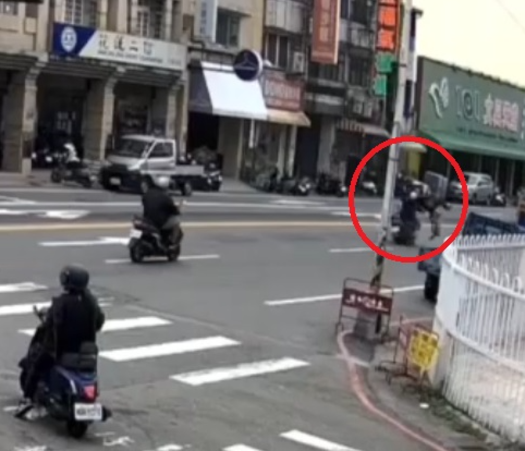 撞擊畫面曝光!大里機車腳踏車相撞 兩名騎士均受傷送醫