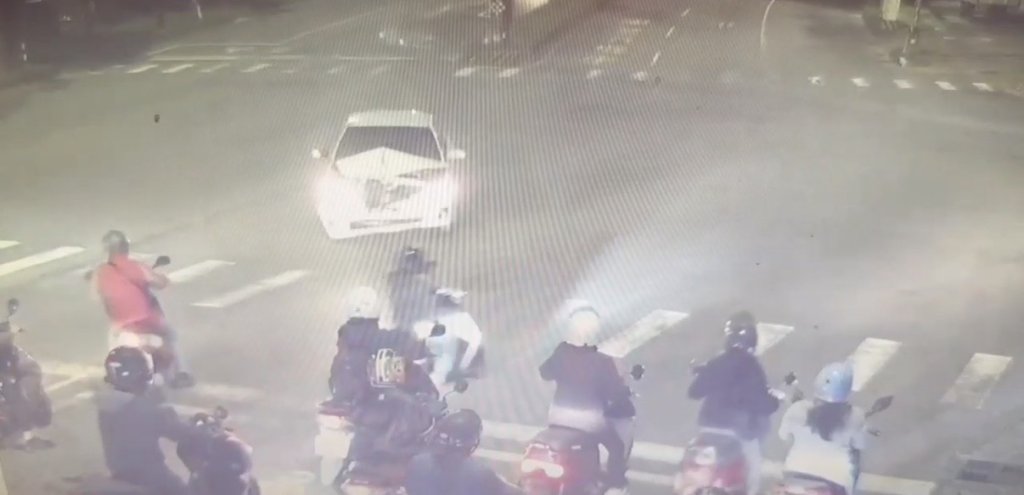嚇壞!自小客猛朝車群「衝過去」 大坪頂騎士們險遭撞飛