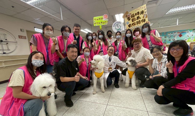 大仁科大萌犬陪伴服務前進高榮台南 動物輔助活動助長者展笑顏