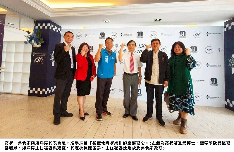 可能是一或多人和文字的圖像