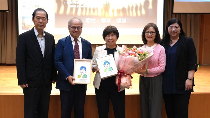 《圖說》校方致贈由永續發展中心與文創系共同打造的「光影再生紀念品」，象徵雙方在永續、創新與教育上的共好夥伴關係。〈龍華科大提供〉