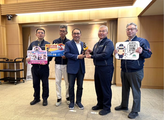 營造社區治安不遺餘力 新北全國特優8連霸 29 《圖說》新北市政府獲評「內政部113年推動社區治安工作評鑑」全國「特優」,由警察局長方仰寧〈右二〉代表獻獎。〈警察局提供〉