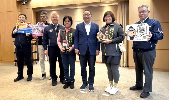 營造社區治安不遺餘力 新北全國特優8連霸 30 《圖說》市長侯友宜頒發「內政部113年推動社區治安工作評鑑」優質治安社區獎牌,由土城區金城里長黃郁惠及三峽區安溪里長王曼甄代表受獎。〈警察局提供〉
