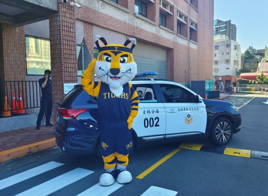 台北美國學校校慶超吸睛 大重機助陣成亮點 38 MEITU 20251119 115614426