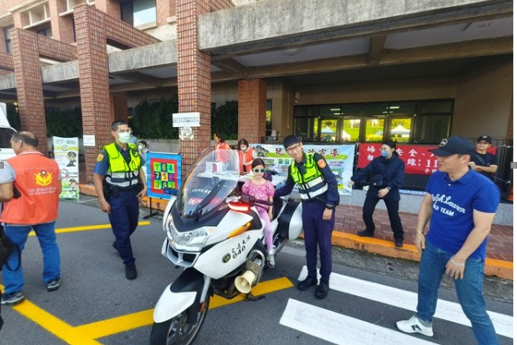 台北美國學校校慶超吸睛 大重機助陣成亮點 40 MEITU 20251119 115653946