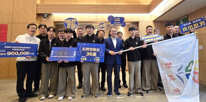 《圖說》新北市6位正取國手披「臺灣隊」戰袍出征國際，侯友宜市長授旗，期勉選手發揮最佳實力、勇於挑戰，把金牌留在台灣，左一教育局長張明文。〈教育局提供〉