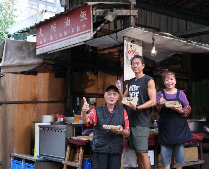 新北油飯節「職人大賞」10強出爐 名次12/6揭曉 30 《圖說》票選前十強之一的三重區力行市場大碗油飯老闆與油飯。〈經發局提供〉